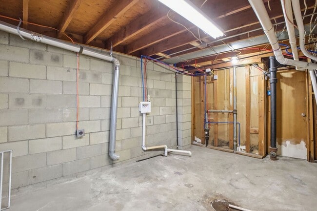 Building Photo - Spacious 3-Bed Home with Finished Basement and Extra Room