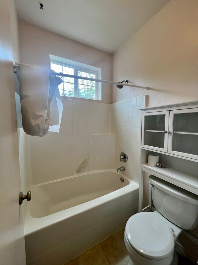 Building Photo - Hawk's Prairie 3BD + Bonus Area