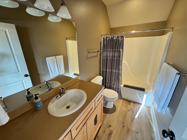 Building Photo - FULLY FURNISHED Mid-Term Immaculate Home in Midtown