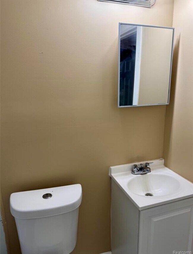 Building Photo - 18488 Fairport St