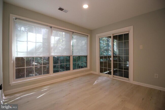 Building Photo - 2233 Lovedale Ln