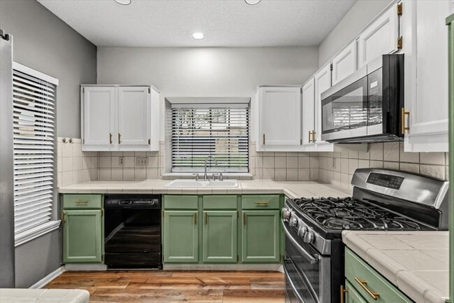 Building Photo - 10819 Crown Colony Dr
