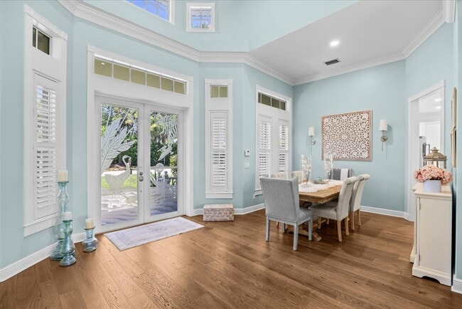 Building Photo - 851 SW Pine Tree Ln