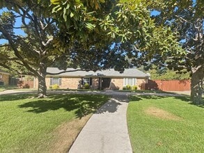 Building Photo - 1100 Navaho Trail