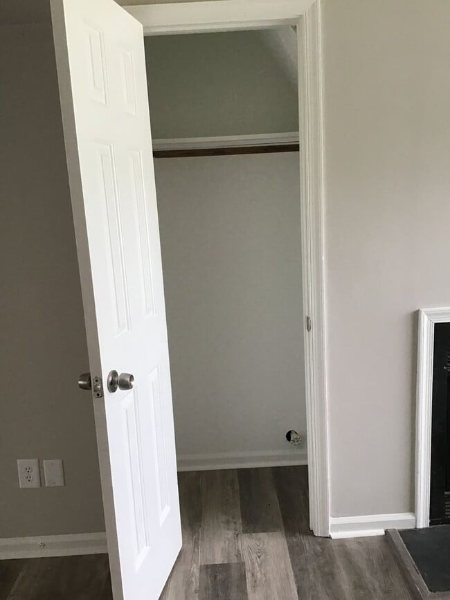 Building Photo - 3 Bed 1.5 Bath Townhome