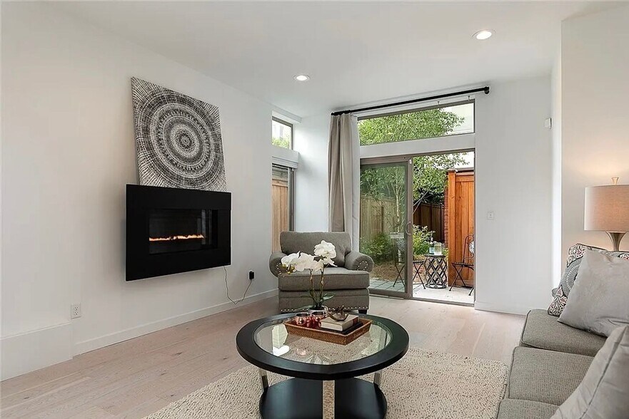 Building Photo - North Beacon Hill Townhouse