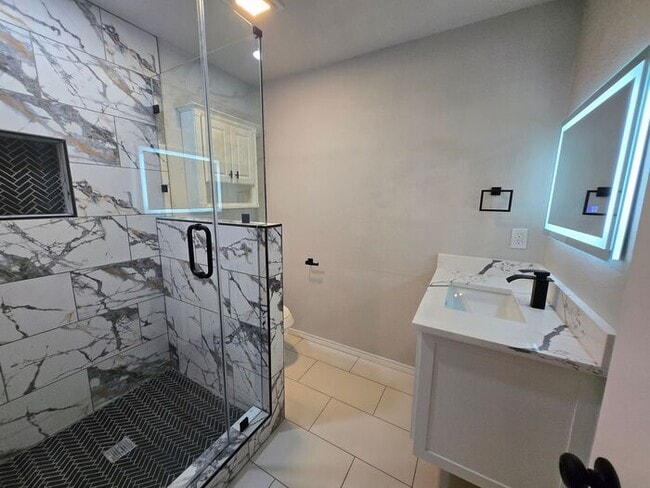 Building Photo - Hilltop 3 Bedroom, 2 Bath, 2 Car Garage Pr...