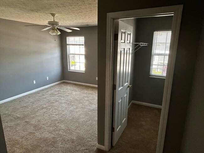 Building Photo - Fantastic Location, No Maintenence Condo