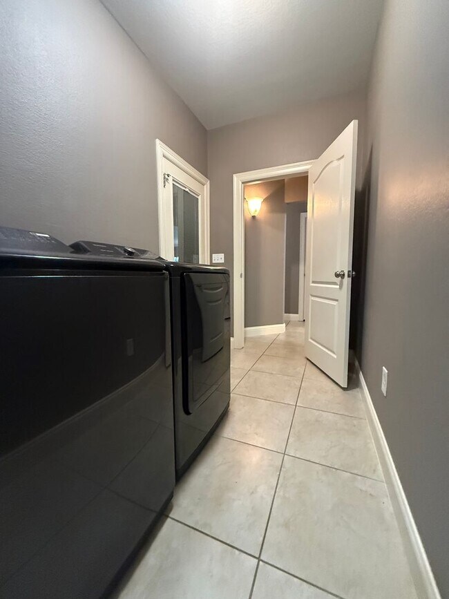 Building Photo - Beautiful 4 bedroom 2 bath home centrally located for added convenience
