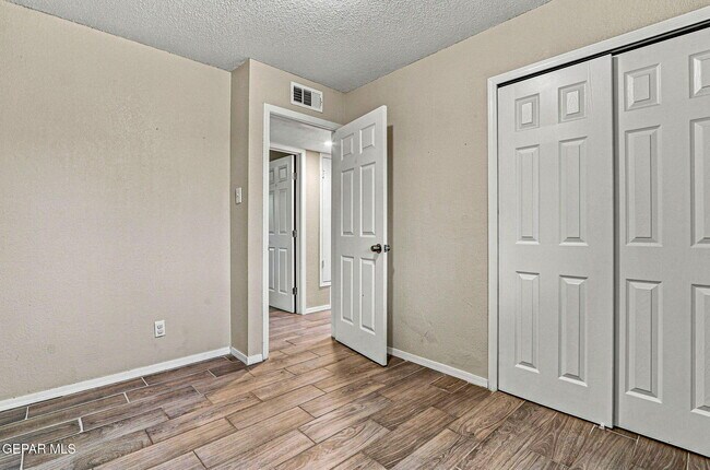 Building Photo - 11524 Meadowbrook Dr