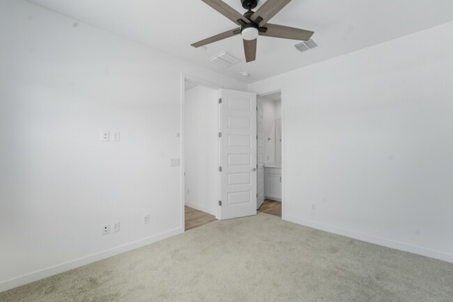 Building Photo - Like Brand New Luxurious Modern 3 Bedroom 2 Bath Townhome in Warner Meadow – Rare Rental Opportun...