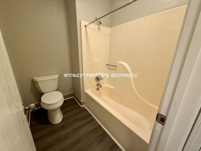 Building Photo - Beautiful 2 Bedroom Townhome with Updated ...
