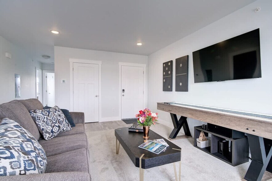 Building Photo - 5242 Fallon St