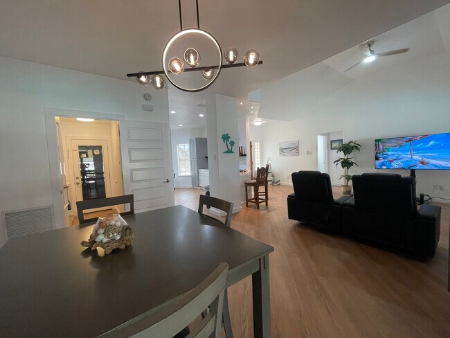 Building Photo - 15829 Vincent Dr
