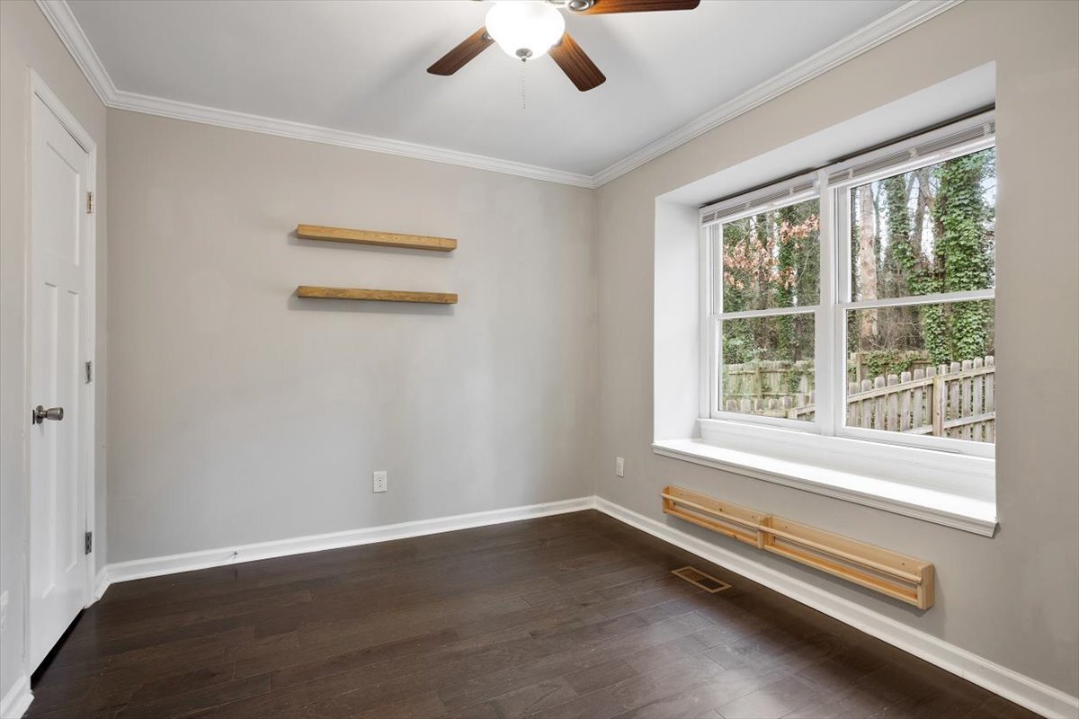 Building Photo - 2400 Calvert Dr