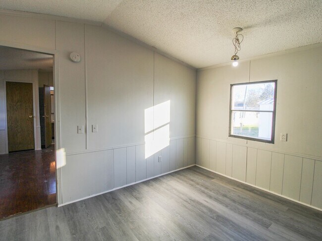 Building Photo - Close to downtown Pulaski!