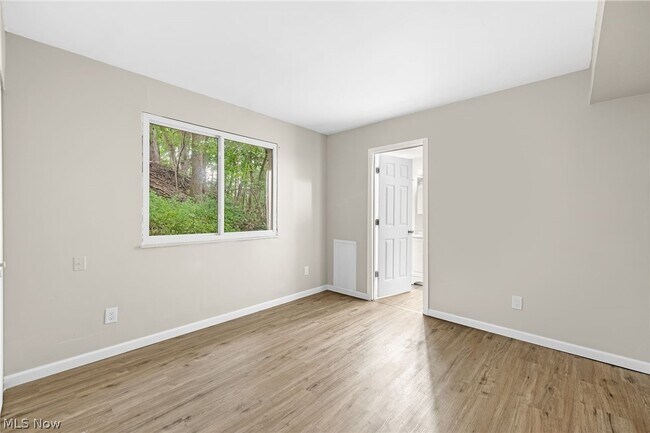 Building Photo - 167 N Seiberling St