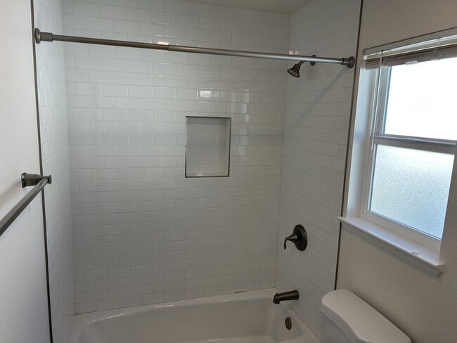 Building Photo - Super Cute 1 Bedroom, 1 Bath West Petaluma...