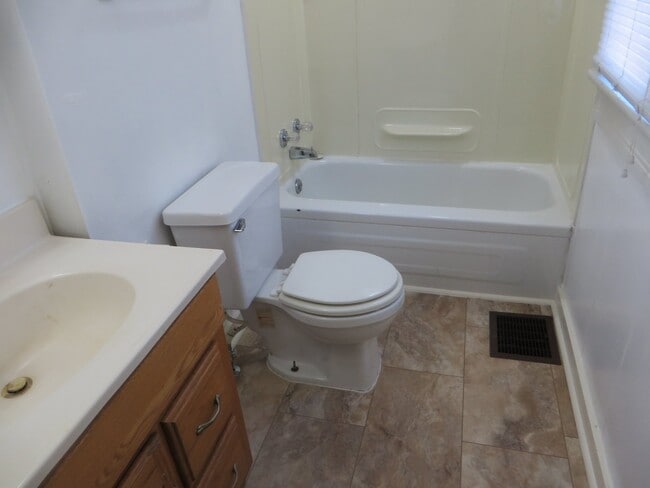 Building Photo - February - One Bedroom Cottage House in the Heart of Downtown (West Central, Downtown)