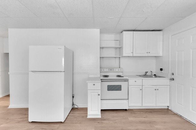 Building Photo - 7901 Hillside Dr