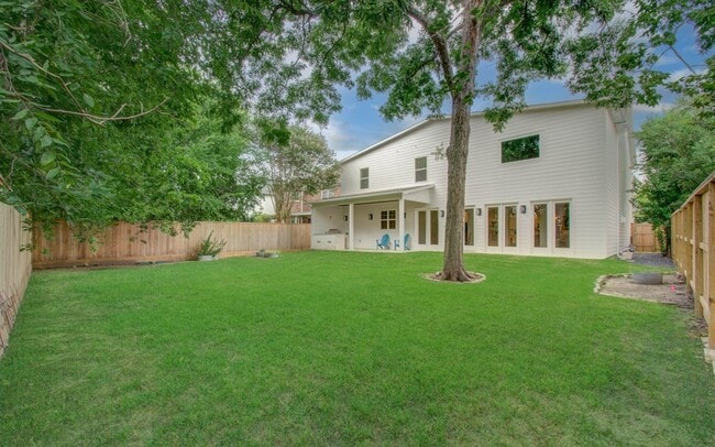 Building Photo - 6404 Community Dr