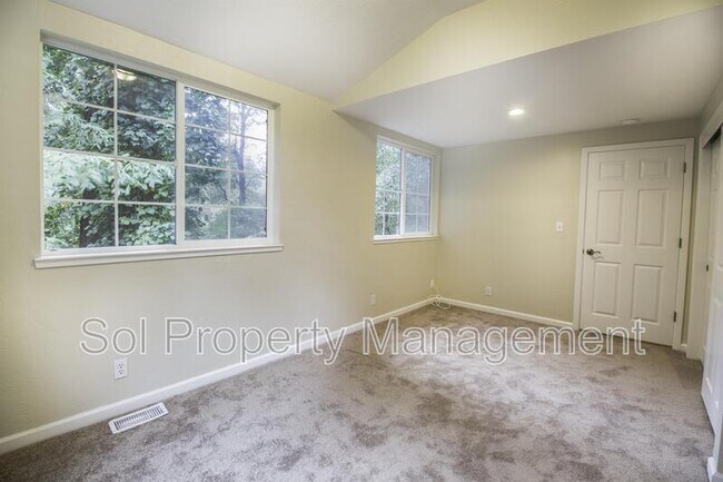 Building Photo - 153 Pine Ave