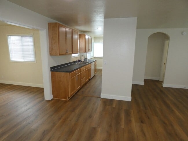 Building Photo - 330 E 6th St