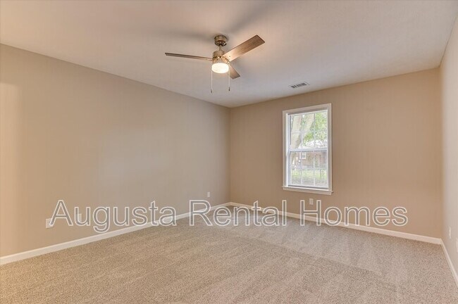 Building Photo - 111 Kelly Dr
