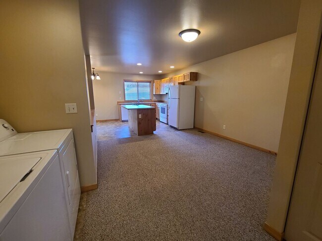 Building Photo - 3 Bedroom 2.5 Bathroom Townhome