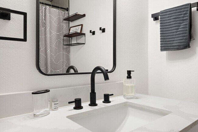 Building Photo - 2309 W Colter St