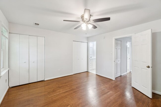 Building Photo - Wonderful, 4 level Arlington Brick townhome!