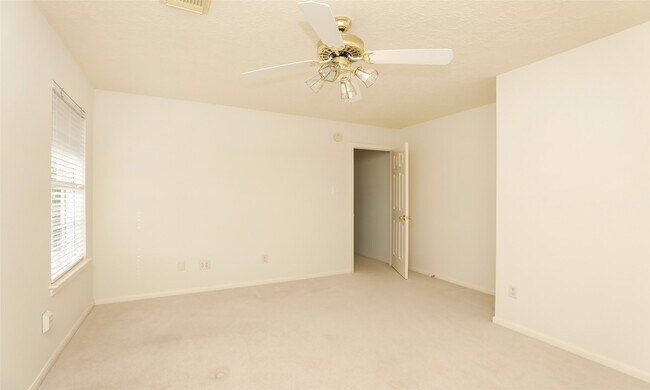 Building Photo - 7502 Holly Ct Estates Dr
