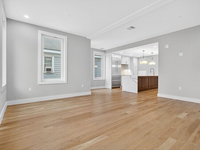 Building Photo - 551 E 7th St