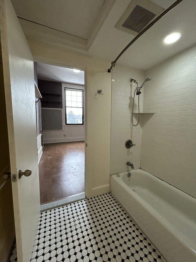 Building Photo - 28 Adams St