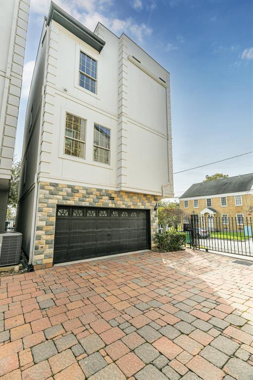 Building Photo - 1529 Rosewood St