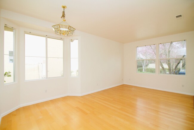 Building Photo - West Davis 4 Bedroom 2.5 Bathroom Home Rig...