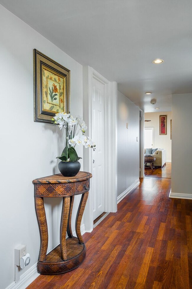 Building Photo - Welcome to this stunning 3-bedroom, 3-bathroom beachfront island oasis in the beautiful Hauula, HI.