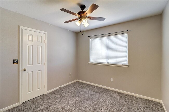 Building Photo - 2110 Encino Dr