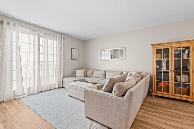 Building Photo - 100 Shearwater Ct E