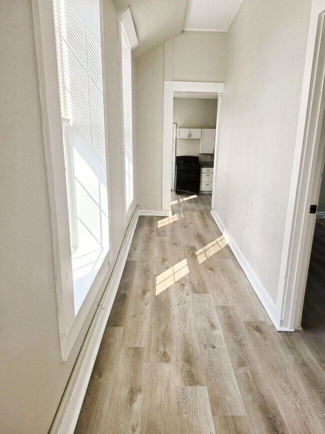 Building Photo - Central Ave