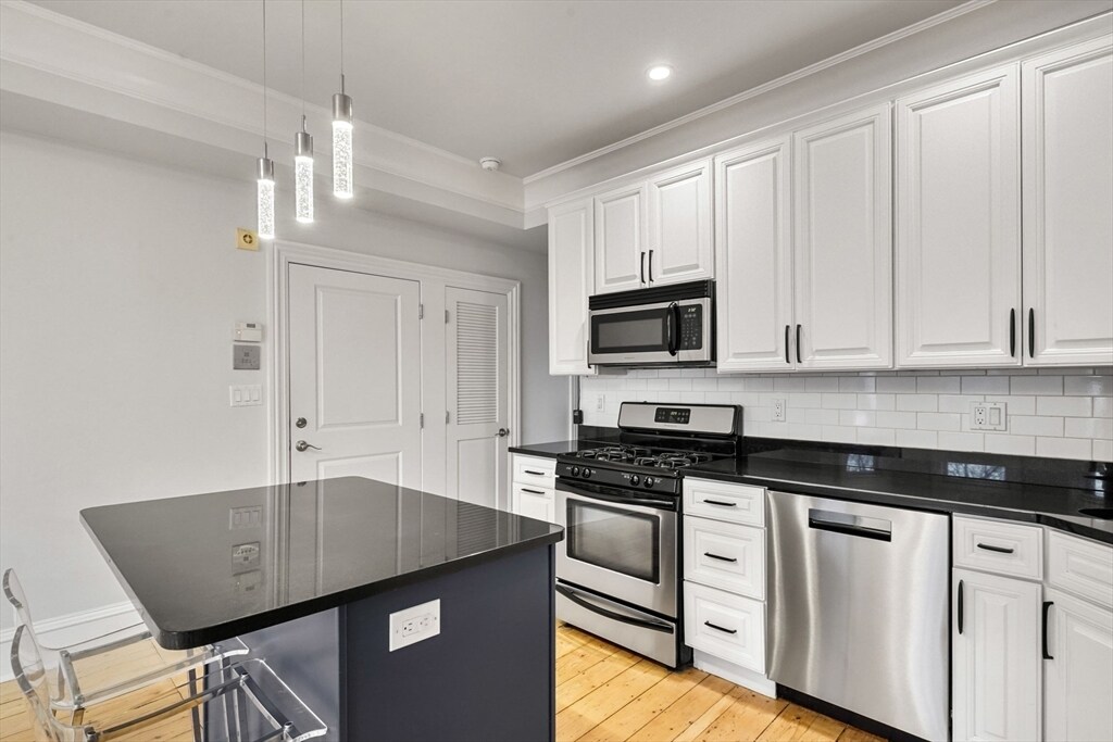 Building Photo - 703 E 4th St