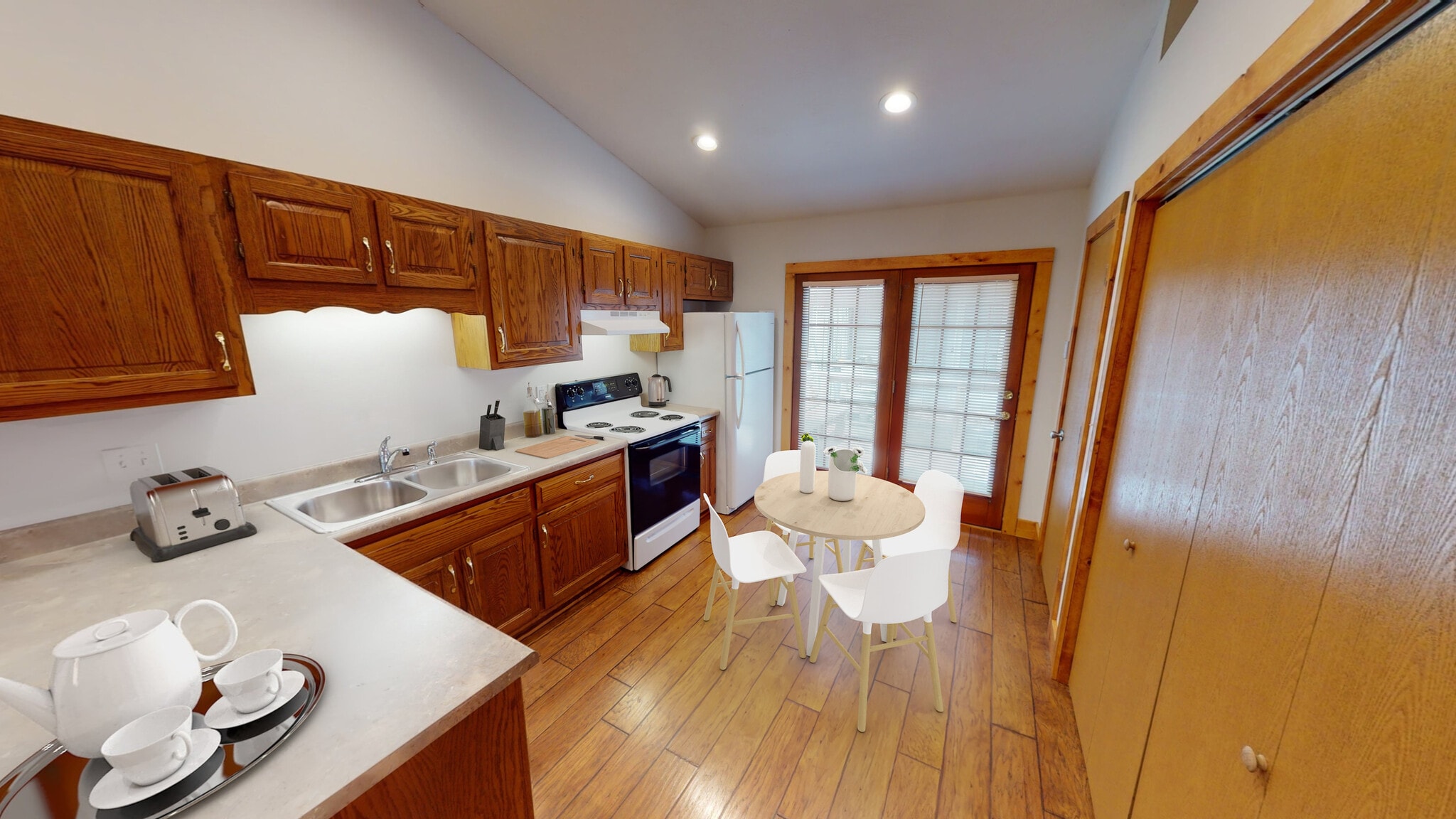 Eat-in-Kitchen - 1216 W Ash St