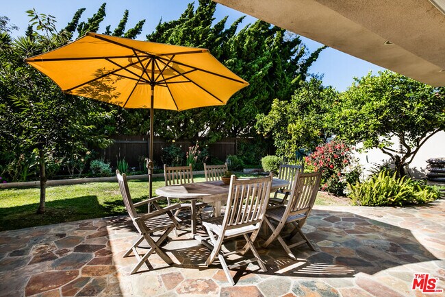 Building Photo - 907 Las Pulgas Rd