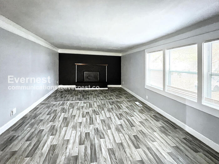 Building Photo - 913 Meadowbrook Dr