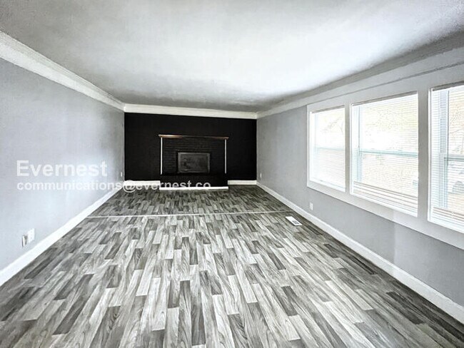 Building Photo - 2-Bedroom Home with Off-Street Parking / P...