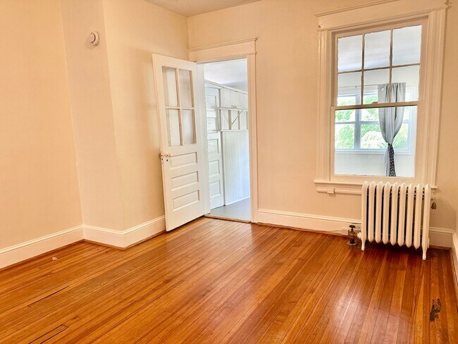 Building Photo - 4 Bed + 2 Bath - Pets Welcome! Parking!