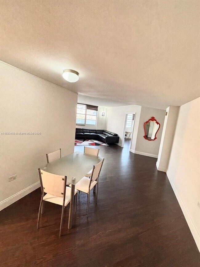 Building Photo - 801 Brickell Bay Dr