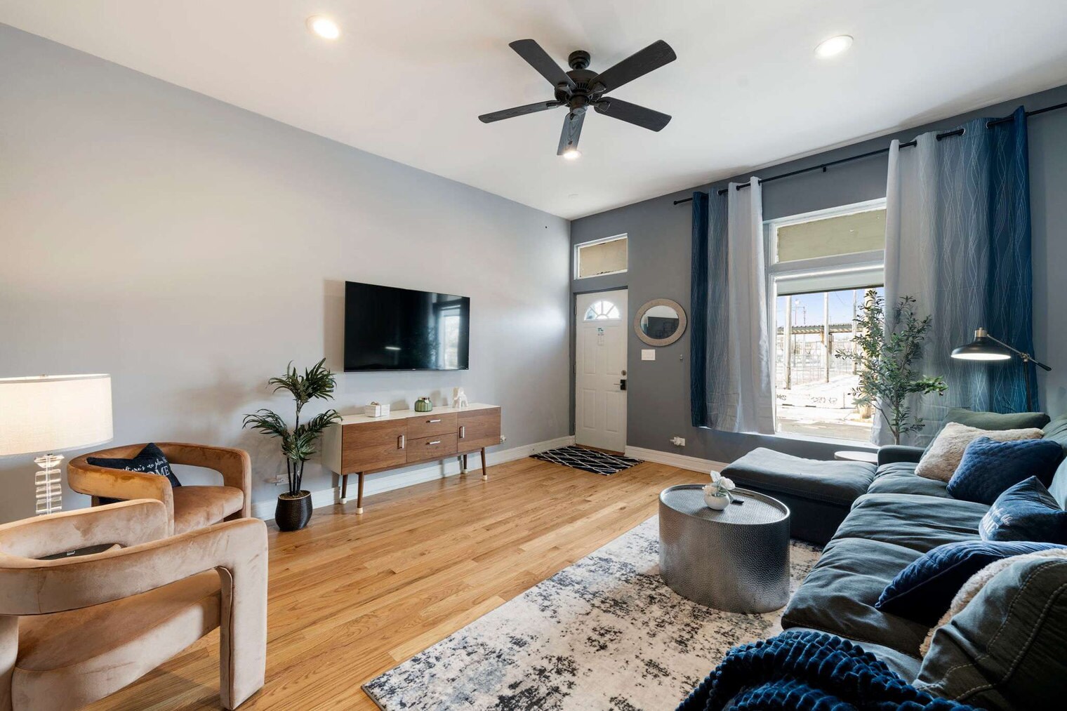 Building Photo - 109 S Paulina St