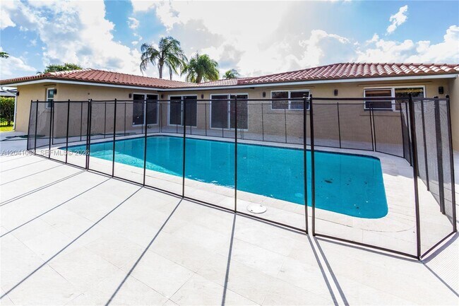 Building Photo - 16641 Royal Poinciana Dr
