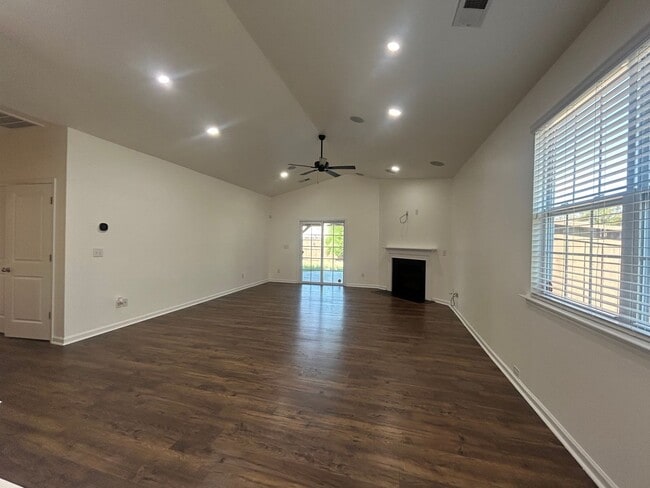 Building Photo - Bright and Spacious 3/2 Available Now!